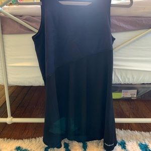 Akrovita top. Half top blue bottom black.